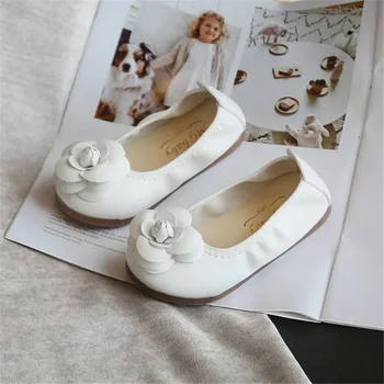 Fehér lányok bőrcipők Virág kisgyermek PU bőr naplopók Puha gyereklakások