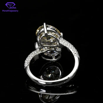 Monafinejewelry Special Design fehér 18K arany gyűrű Két körte vágott sárga és fehér 5X8mm Moissanite jubileumi gyűrű