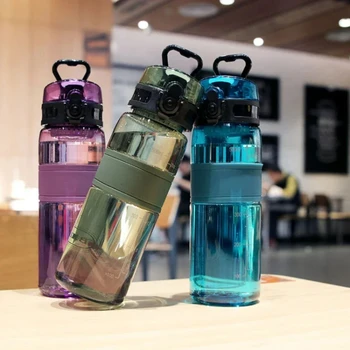 Kényelmes forrázásgátló pohárral Nincs BPA Sport műanyag hordozható víztartály Nagy kapacitású kültéri utazási sportvizes palack