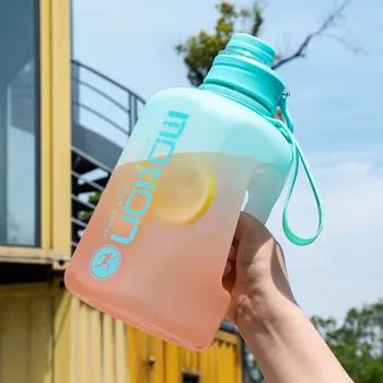 2.4L Nagy kapacitású sportvizes palack Kültéri fitnesz vízforraló Gradient műanyag vizes csésze hordozható Big Ton Ton hordó