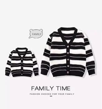 Familly csíkos pulóver Apa és lánya Fiú hozzáillő kötött kardigán Apa és gyermekei kötött hosszú ujjú kabát